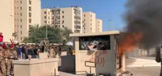 بث مباشر.. محتجون يقتحمون محيط السفارة الأمريكية في بغداد ويحرقون نقاط تفتيش في محيطها