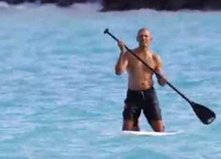 بالفيديو.. أوباما يستمتع بإجازته مع أسماك القرش في المحيط الهادئ