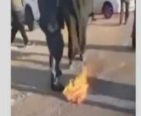 بالفيديو.. الشباب الليبي يحرق علم تركيا ويدهسون عليه بالحذاء