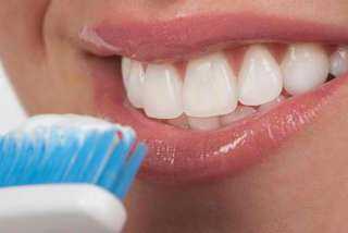 معجون أسنان بمكونات طبيعية آمنة