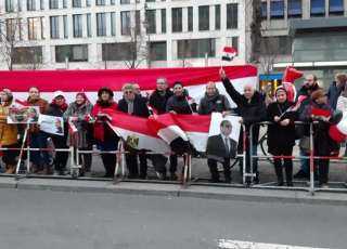 بالصور.. الجالية المصرية في ألمانيا تنظم استقبالا حافلا للسيسي  بالاعلام
