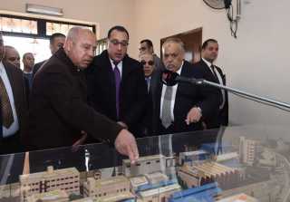 رئيس الوزراء يكتب كلمة تذكارية خلال زيارته لمصنع سيماف