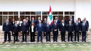 الحكومة اللبنانية تعقد اجتماعها الأول وتنشر صورتها التذكارية