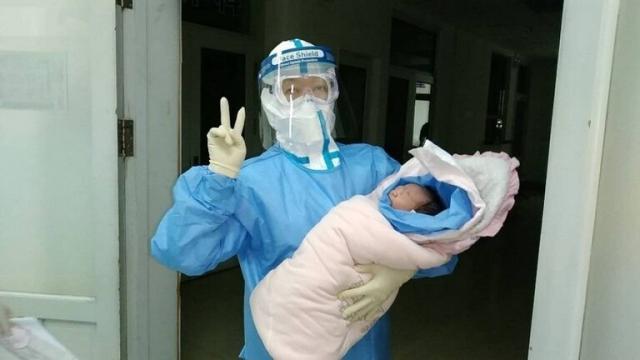 ولادة أول طفلة معافاة من أم مصابة بكورونا في الصين