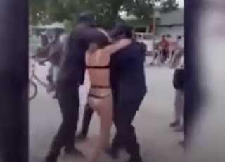 بالفيديو.. اعتقال سائحة في المالديف بسبب ”البكيني”