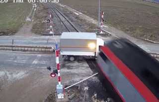 يالفيديو.. قطار يحطم شاحنة توقفت على السكة الحديد بـ تركيا