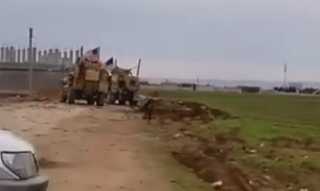 بالفيديو.. سوريون يطلقون النار على دورية للجيش الأمريكي شرق الفرات
