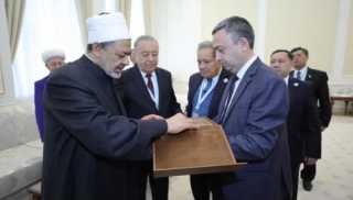 رئيس أوزباكستان يهدى شيخ الأزهر مخطوطات نادرة