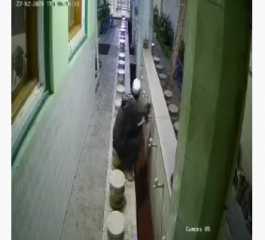 بالفيديو... لص يسرق صنبورا من دورة مياه المسجد