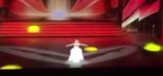 بالفيديو.. مغنية روسية تسقط عن المسرح خلال العرض وتكسر قدمها