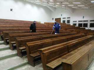 جامعة حلوان تعقم المدرجات والقاعات الدراسية للوقاية من كورونا