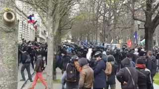 شرطة فرنسا تغلق وسط باريس لمنع تجمع أفراد السترات الصفراء