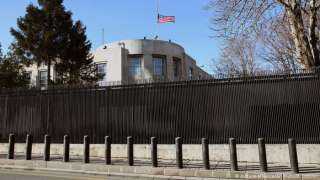 بسبب كورونا.. بعض السفارات الأمريكية تعلق خدمة التأشيرات