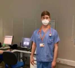 بالفيديو.. طبيب يغني الأوبرا لزملائه أثناء العمل