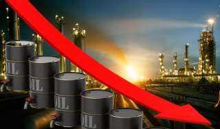 أسعار النفط تواصل هبوطها بسبب خلاف المنتجين