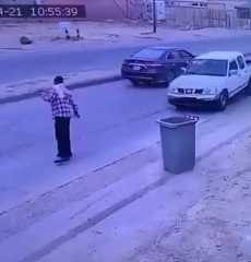 بالفيديو.. سائق متهور يقود بعكس السير ويدهس آسيويا بالسعودية