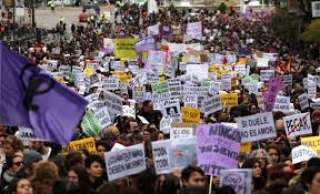 المئات يتظاهرون ضد الإغلاق الشامل بسبب كورونا في كاليفورنيا الأمريكية