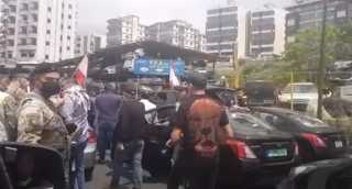 بالفيديو.. محتجو لبنان ينطلقون في مواكب من بيروت إلى