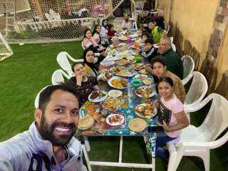 مائدة إفطار تجمع حسنى عبد ربه مع عائلته فى سهرة رمضانية