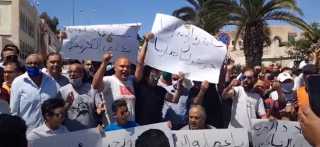 بالفيديو.. احتجاجات لسائقي التاكسي فى تونس تتهم الحكومة بـ”التلاعب” بشأن قرارات الحجر