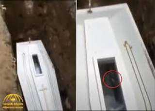  رغم تلويحة بيده لأهله من داخل تابوته .. دفن شخص مازال على قيد الحياة بإندونيسيا (فيديو)