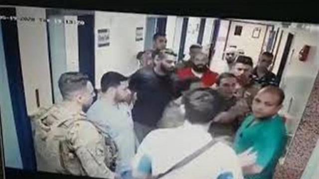 لحظة اعتداء عسكريون لبنان على طبيب أثناء أداء عمله