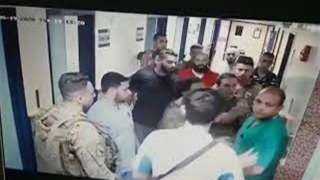  شاهد لحظة اعتداء عسكريون لبنان على طبيب أثناء أداء عمله (فيديو)