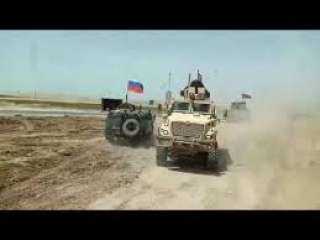 دورية روسية تخترق حاجزا للجيش الأمريكي شرق الفرات شمالي سوريا(فيديو)