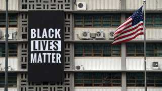 سفارة أمريكا في سيئول تعلق لافتة ”حياة السود مهمة” تأييدا للاحتجاجات