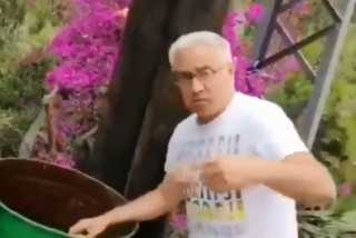 بالفيديو.. ممثل لبناني شهير يأكل من حاوية القمامة