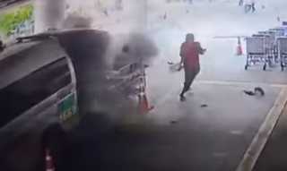 بالفيديو.. لحظة انفجار أسطوانة أكسجين في سيارة إسعاف تنقل مريضا