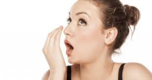  10 أشياء تسبب رائحة الفم الكريهة 