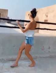 بالفيديو.. عارضة بلباس ”فاضح” ترقص داخل مسجد الذخيرة في قطر