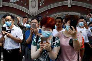 صينيون يحتفلون أمام القنصلية الأمريكية في شنغدو قبل إغلاقها