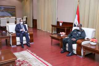 عباس كامل يسلم رئيس مجلس السيادة السودانى رسالة شفهية من الرئيس السيسى