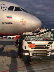 اصطدام صهريج وقود بطائرة في مطار بموسكو