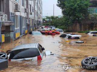 مصرع 12 شخصا وتشريد أكثر من ألف جراء الأمطار فى كوريا الجنوبية