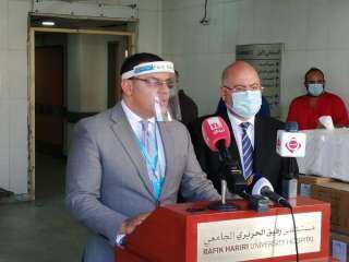 السفير المصري يسلم المساعدات الطبية لمستشفى رفيق الحريري ببيروت