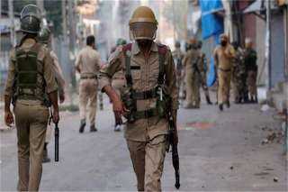 مقتل 4 رجال أمن ومسلحين اثنين بهجوم في كشمير 