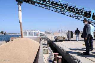 ميناء دمياط ينجح فى نقل شحنة من القمح إلى صومعة امبابة عبر نهر النيل