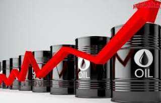 أسعار النفط تزيد من مكاسبها بعد بيانات غير متوقعة 