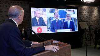 داود أوغلو: أردوغان وظف شركة علاقات عامة لتلميع صورة صهره
