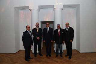 وزير السياحة والآثار يتفقد معرض ”ملوك الشمس” بالمتحف القومي بالعاصمة التشيكية براج