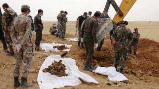 العثور على 57 جثة لجنود سوريين في مقبرة جماعية بريف الرقة