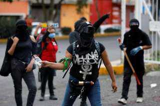 ناشطات يضرمن النار في مبنى حكومي احتجاجا على العنف ضد المرأة فى المكسيك