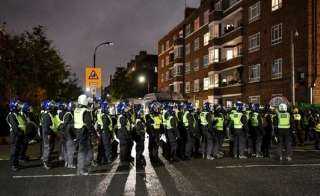 شرطة لندن تفرق متظاهرين يحتجون على إجراءات العزل العام 
