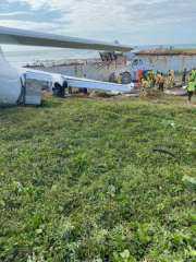 بالصور.. طائرة كينية تصطدم بجدار في مطار مقديشو