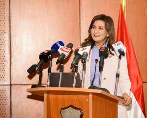 السفيرة نبيلة مكرم للشباب: إذا قررتوا الاستمرار في الخارج ماتنسوش مصر