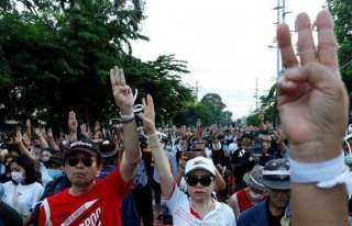 متظاهرون في تايلاند ينظمون احتجاجات غير مسبوقة ضد الملكية 