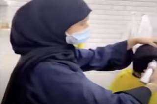 شاهد أول امرأة تعمل في محل حلاقة بالسعودية 